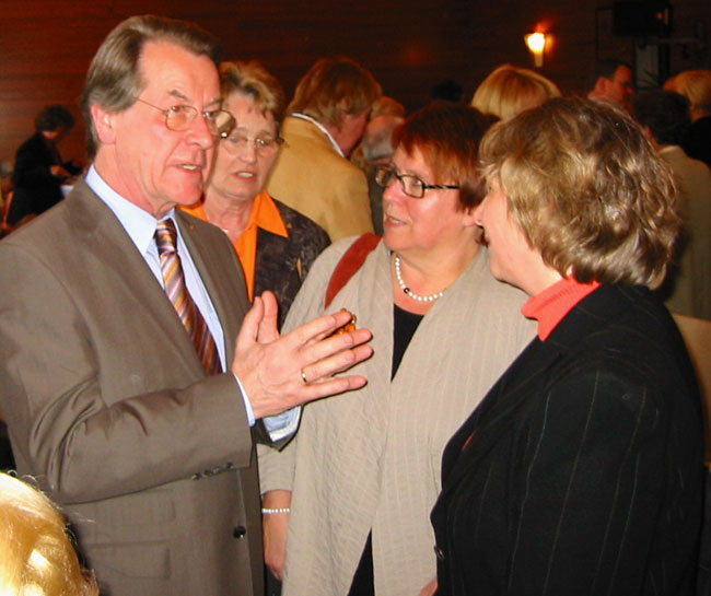 Franz Müntefering, Angelika Graf, Elfriede Pauli beim Empfang für akttive Ältere, Berlin, 09. Mai 2005