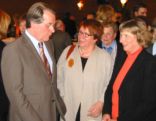 Franz Müntefering, Angelika Graf, Elfriede Pauli beim Empfang für akttive Ältere, Berlin, 09. Mai 2005