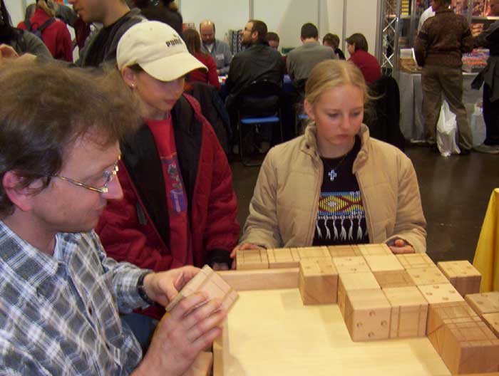 Besucher beim Stand des VIA-Spiele Verlages Elfriede Pauli auf den Internationalen Spieletagen in Essen, Oktober 2003