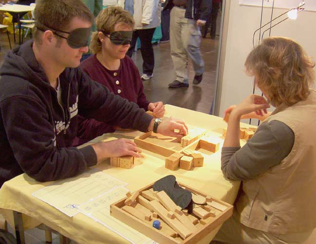 Spiel’04, Essen; Mitarbeiter der Akademie Remscheid beim Testen von blindengerechten Spielen