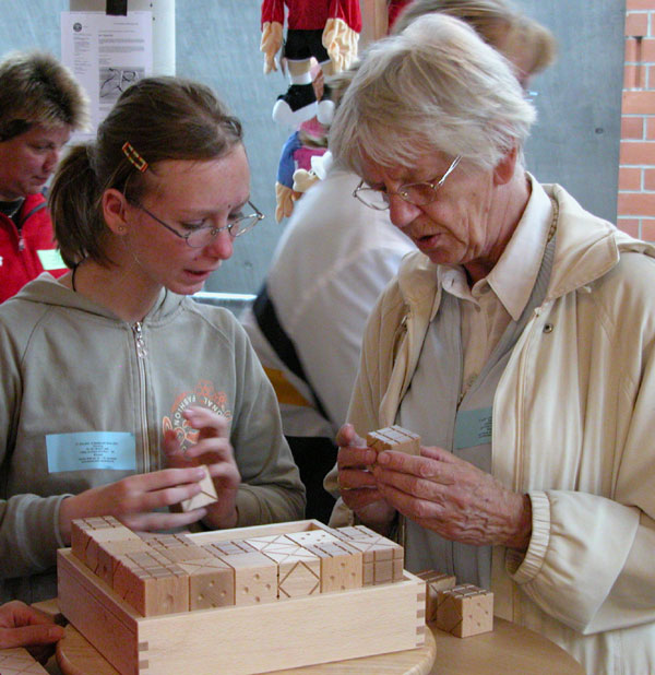 Kubus Fugus - auf der Auswahlliste 2005 zum Deutschen Lernspielpreis - fand regen Zuspruch bei Alt und Jung