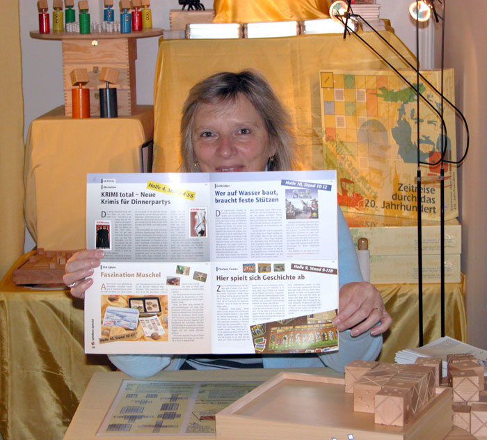 Spielwies'n München, 2006, Elfriede Pauli mit dem Magazin 'Spielbox'