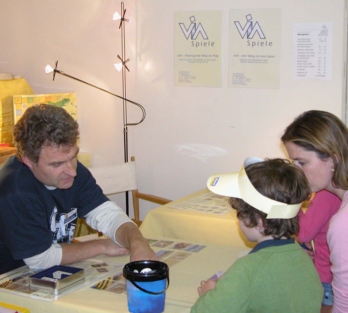 Spielwies'n München, 2006, der Spieleautor Udo Peise am Stand von VIA-Spiele Elfriede Pauli