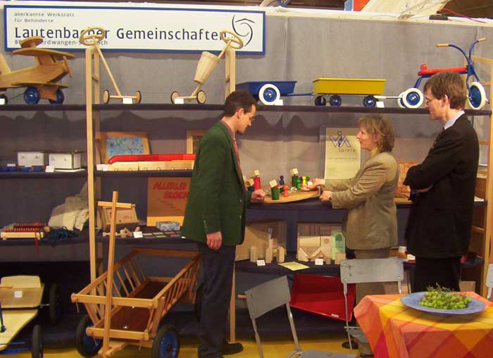 Stand der Dorfgemeinschaft Lautenbach mit Markus Veser, Christoph und Elfriede Pauli auf der SpielwarenMesse Nürnberg