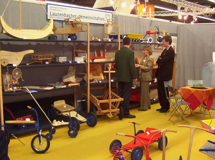 Stand der Dorfgemeinschaft Lautenbach mit Markus Veser, Christoph und Elfriede Pauli auf der SpielwarenMesse Nürnberg