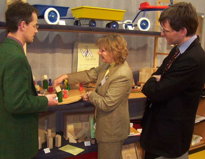 Elfriede Pauli bei der Präsentation des Spieles Steinkreis auf der SpielwarenMesse Nürnberg