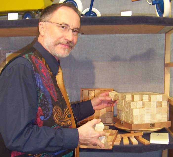 Bernhard A. Pauli mit dem Prototypen des KubusFugus 210 auf der SpielwarenMesse Nürnberg